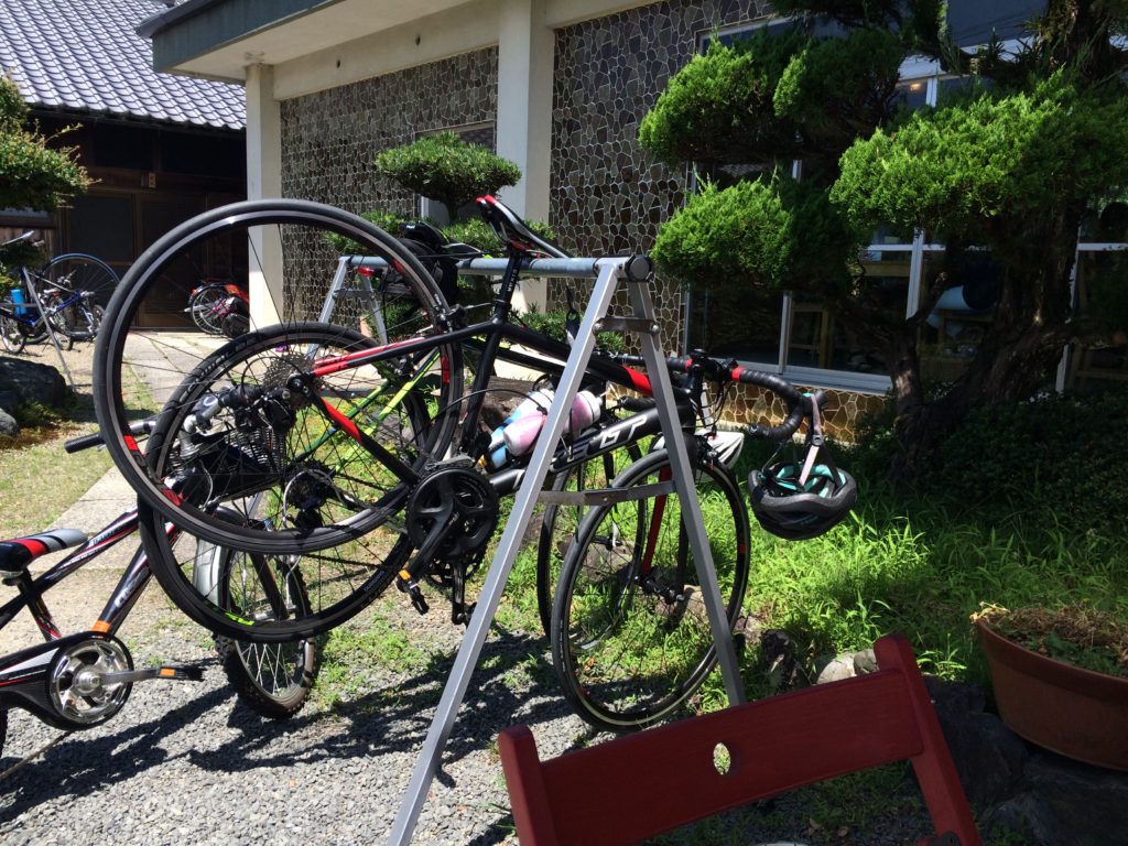 藤桃庵のサイクルラックとロードバイク