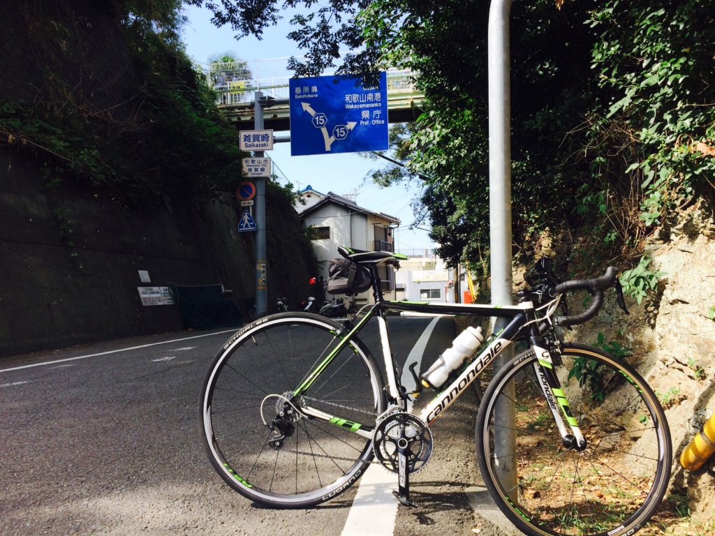 雑賀崎でロードバイクの撮影風景