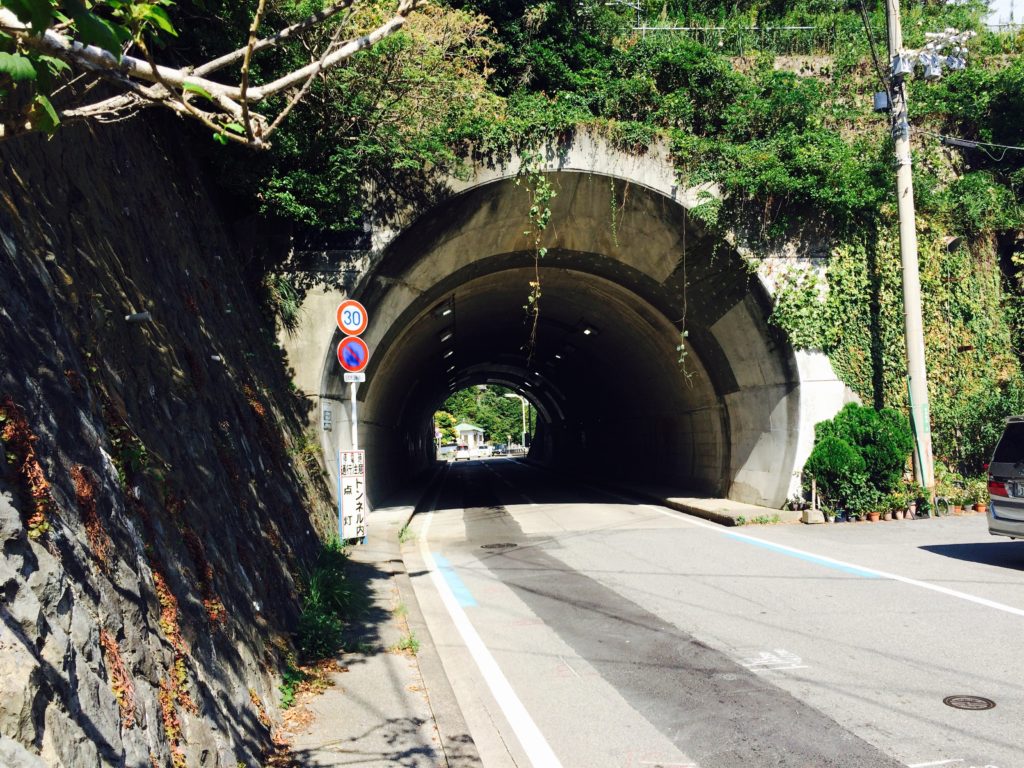 和歌浦木村屋前のトンネル